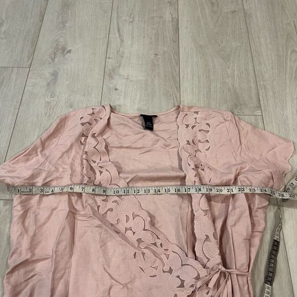Lane Bryant BOHO Pink Cut Out Floral Embroidery Linen Wrap
Blouse size 14/16 - Picture 6 of 6